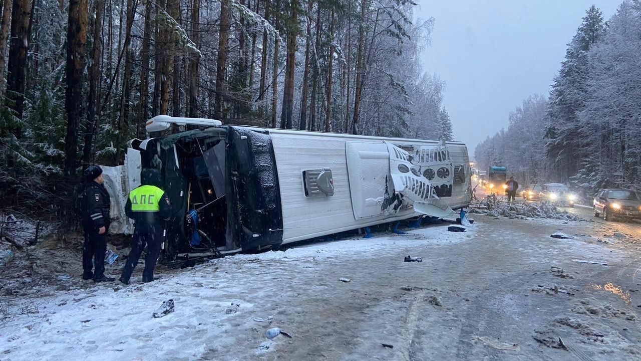 Место ДТП, где произошло столкновение автобуса и фуры в Свердловской области. 15 ноября 2023 Место ДТП, где произошло столкновение автобуса и фуры в Свердловской области. 15 ноября 2023 - РИА Новости, 1920, 15.11.2023