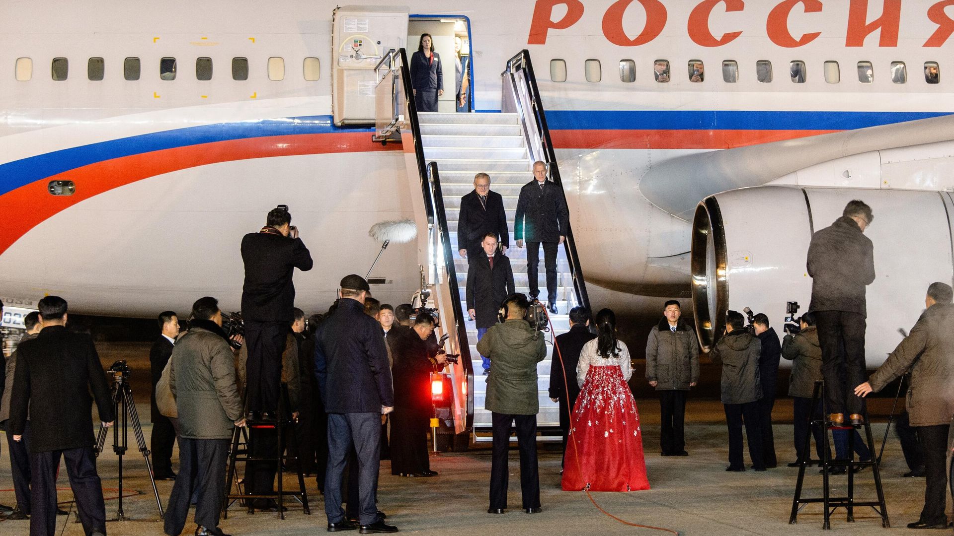 Российская делегация во главе с министром природных ресурсов и экологии Александром Козловым во время прибытия в Пхеньян. 15 ноября 2023 Российская делегация во главе с министром природных ресурсов и экологии Александром Козловым во время прибытия в Пхеньян. 15 ноября 2023 - РИА Новости, 1920, 15.11.2023