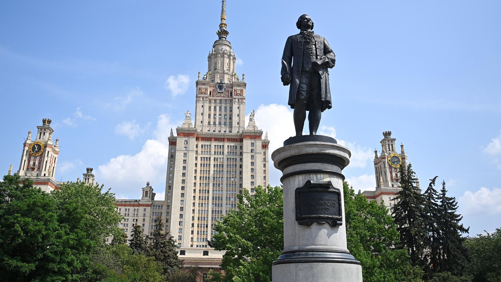 Памятник М. В. Ломоносову перед главным зданием Московского государственного университета имени М. В. Ломоносова (МГУ) на Воробьевых горах Памятник М. В. Ломоносову перед главным зданием Московского государственного университета имени М. В. Ломоносова (МГУ) на Воробьевых горах - РИА Новости, 1920, 07.08.2026