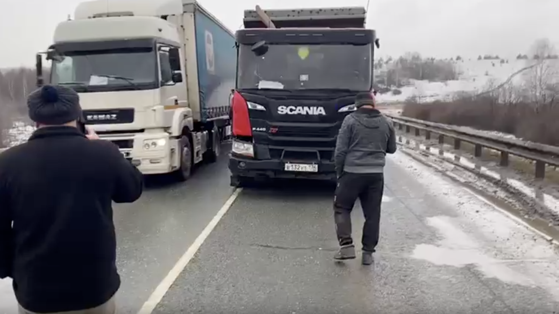 Место происшествия, где грузовой автомобиль с отказавшими тормозами въехал в 9 автомобилей на автодороге М5 Урал в Челябинской области. 15 ноября 2023 Место происшествия, где грузовой автомобиль с отказавшими тормозами въехал в 9 автомобилей на автодороге М5 Урал в Челябинской области. 15 ноября 2023 - РИА Новости, 1920, 15.11.2023