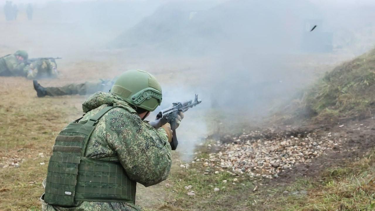 Боец полка Московской области во время боевых учений. 15 ноября 2023 Боец полка Московской области во время боевых учений. 15 ноября 2023 - РИА Новости, 1920, 15.11.2023