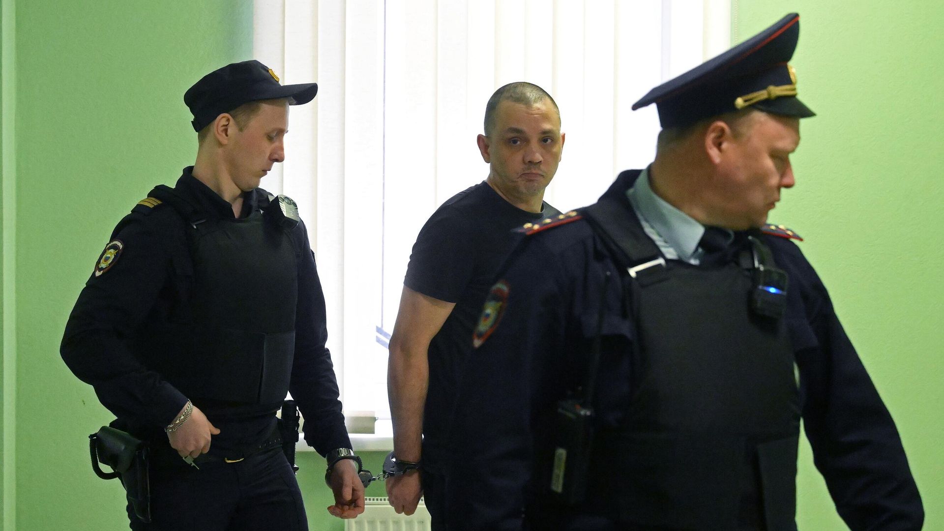 Сотрудники полиции сопровождают Василия Стрижакова в зал заседаний Второго Западного окружного военного суда Москвы Сотрудники полиции сопровождают Василия Стрижакова в зал заседаний Второго Западного окружного военного суда Москвы - РИА Новости, 1920, 16.11.2023