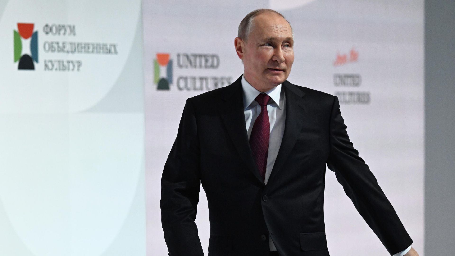 Президент РФ Владимир Путин выступает на пленарном заседании в рамках IX международного культурного форума в Санкт-Петербурге Президент РФ Владимир Путин выступает на пленарном заседании в рамках IX международного культурного форума в Санкт-Петербурге - РИА Новости, 1920, 17.11.2023