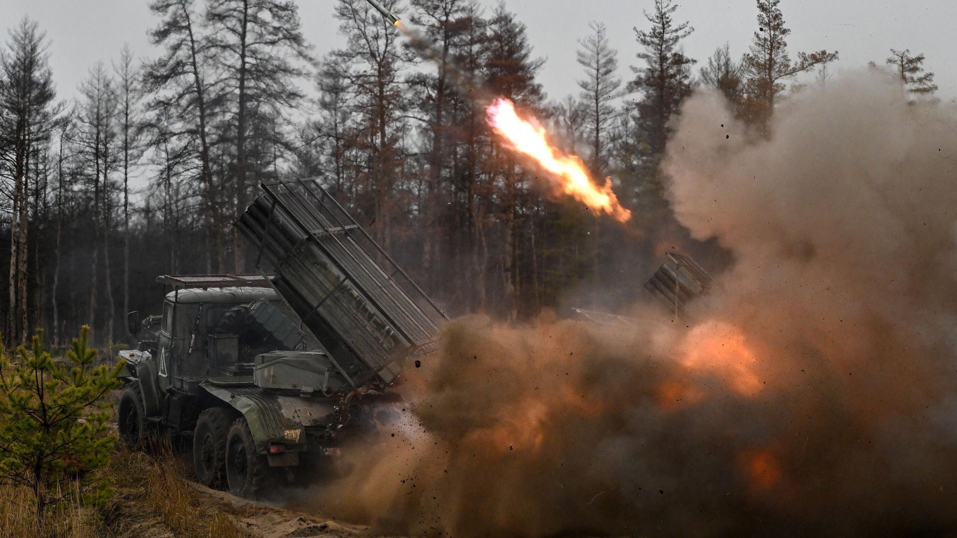 РСЗО БМ-21 Град гвардейского мотострелкового полка ЦВО ведут огонь по позициям ВСУ в зоне СВО РСЗО БМ-21 Град гвардейского мотострелкового полка ЦВО ведут огонь по позициям ВСУ в зоне СВО - РИА Новости, 1920, 24.12.2023