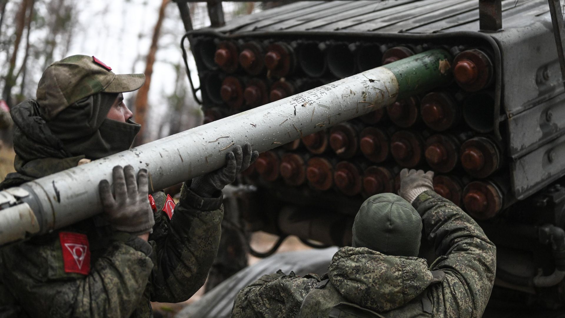 Военнослужащие гвардейского мотострелкового полка ЦВО заряжают РСЗО БМ-21 Град на Краснолиманском направлении спецоперации Военнослужащие гвардейского мотострелкового полка ЦВО заряжают РСЗО БМ-21 Град на Краснолиманском направлении спецоперации - РИА Новости, 1920, 10.12.2023