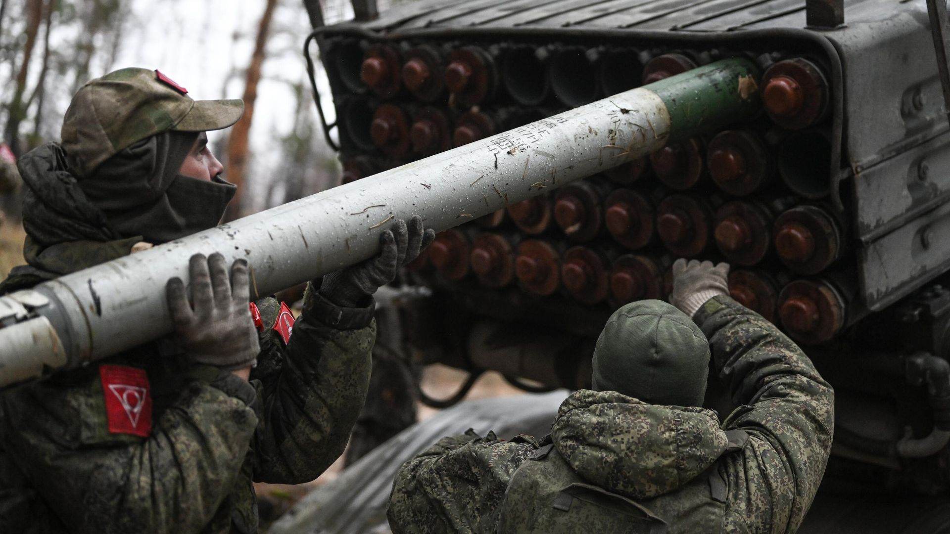 Военнослужащие гвардейского мотострелкового полка ЦВО заряжают РСЗО БМ-21 Град на Краснолиманском направлении спецоперации - РИА Новости, 1920, 10.12.2023