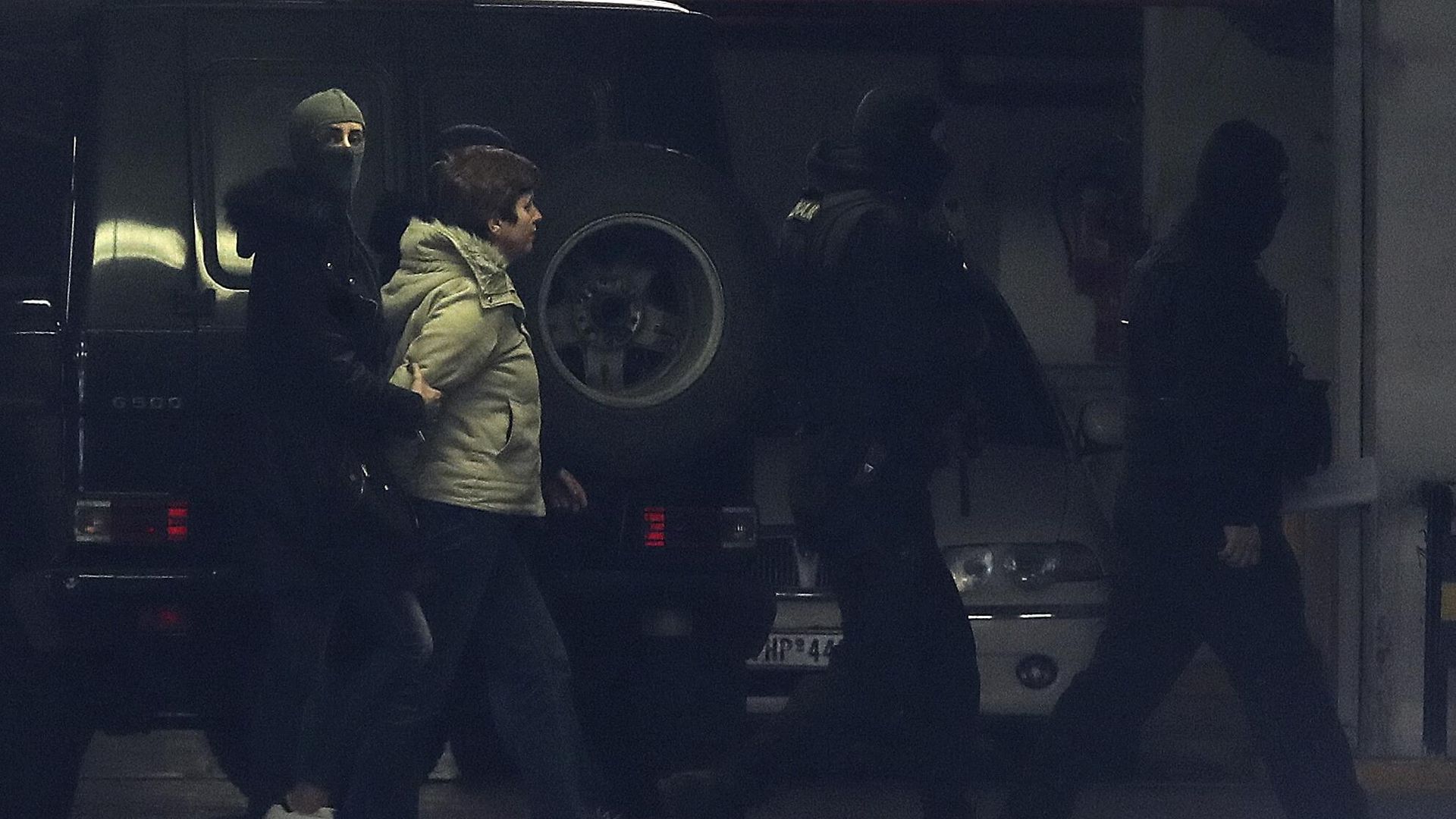 Офицеры антитеррористической службы ведут Полу Рупу в прокуратуру в Афинах Офицеры антитеррористической службы ведут Полу Рупу в прокуратуру в Афинах - РИА Новости, 1920, 17.11.2023