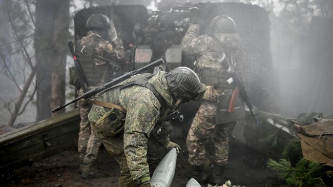 Артиллеристы вооруженных сил России ведут огонь по позициям ВСУ