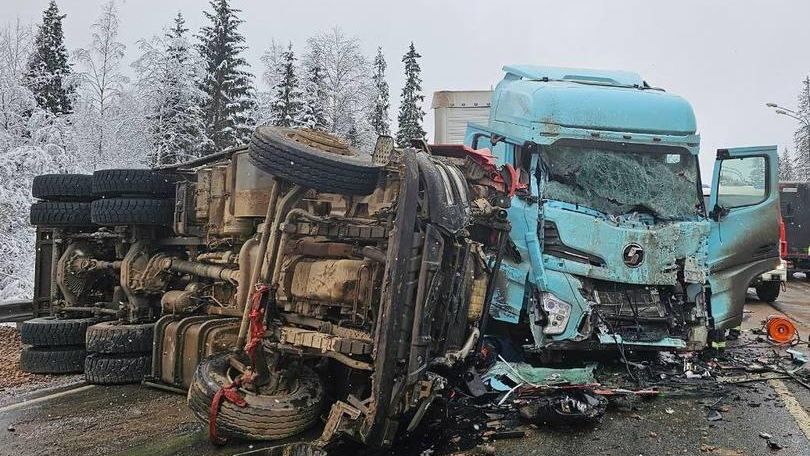 ДТП на трассе М-10 в Валдайском районе Новгородской области ДТП на трассе М-10 в Валдайском районе Новгородской области - РИА Новости, 1920, 19.11.2023