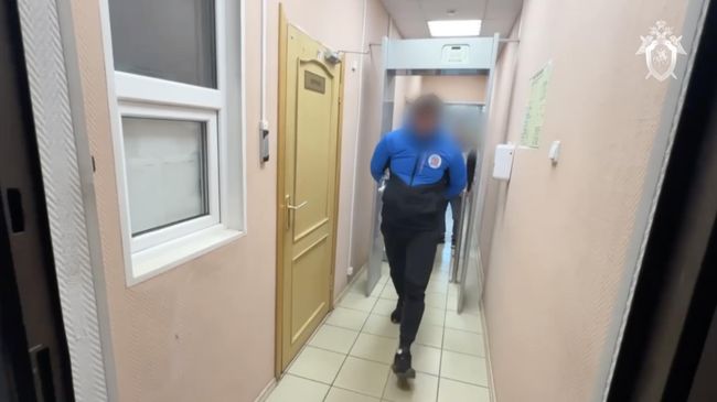 Мужчина, въехавший в толпу людей у ресторана в городе Боровичи Новгородской области