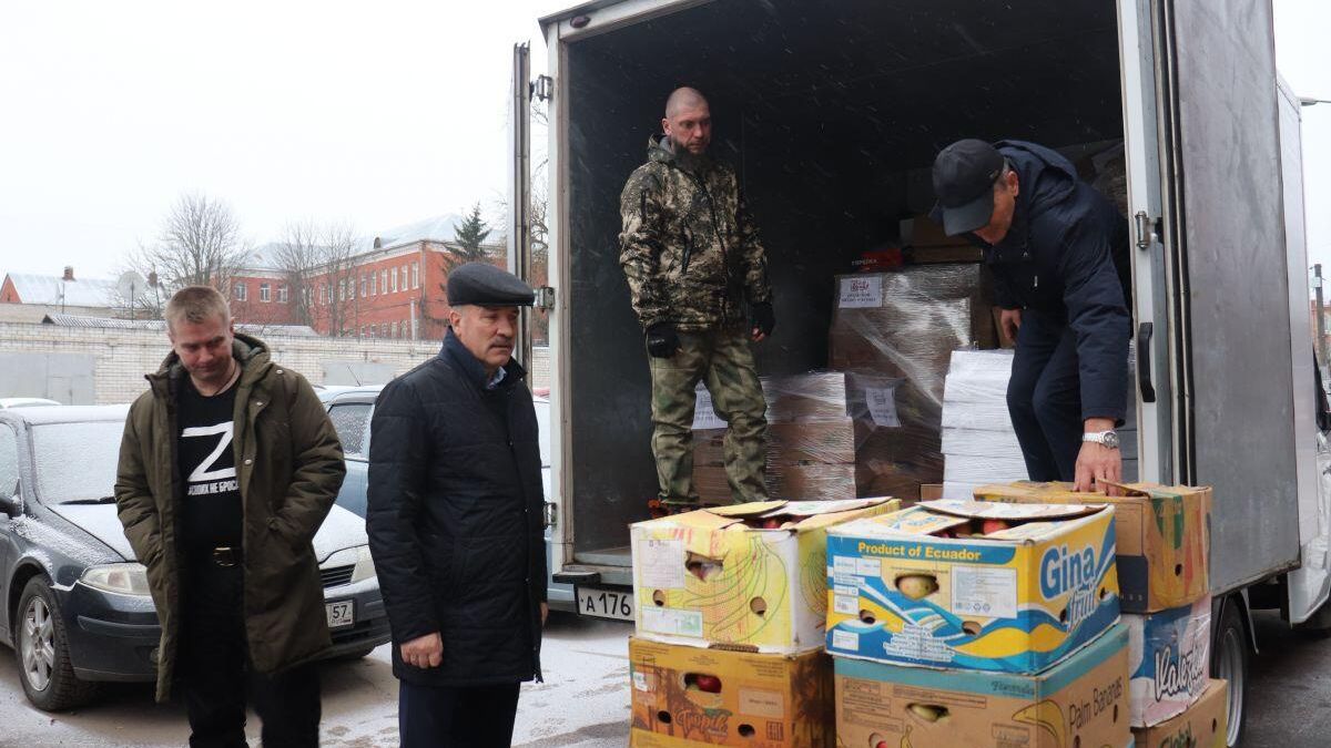 Погрузка гуманитарного груза из Орловской области для бойцов спецоперации Погрузка гуманитарного груза из Орловской области для бойцов спецоперации - РИА Новости, 1920, 25.04.2024