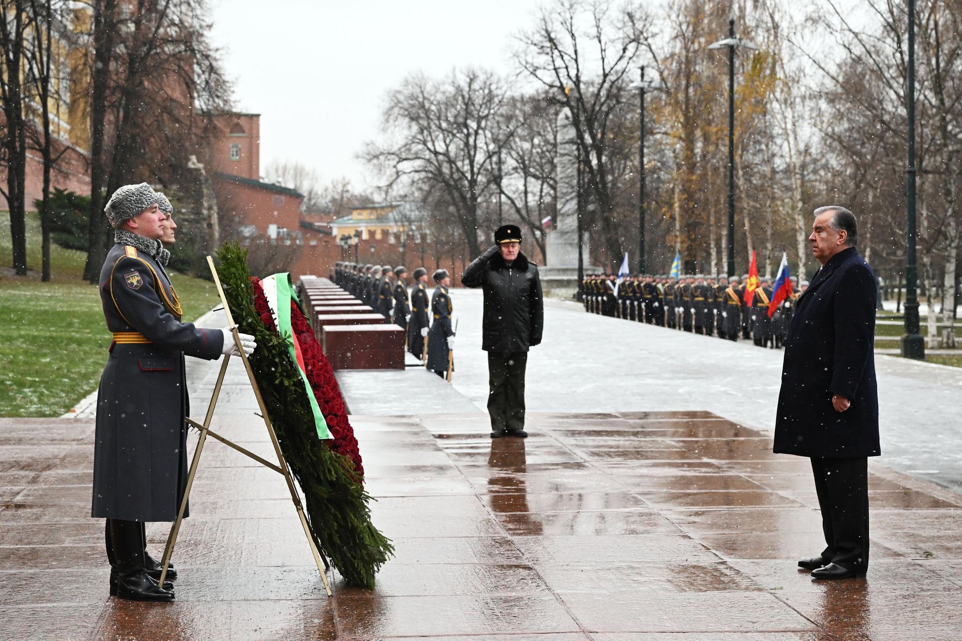 Президент Таджикистана Эмомали Рахмон на церемонии возложения цветов к Могиле Неизвестного Солдата в Александровском саду в Москве Президент Таджикистана Эмомали Рахмон на церемонии возложения цветов к Могиле Неизвестного Солдата в Александровском саду в Москве - РИА Новости, 1920, 21.11.2023