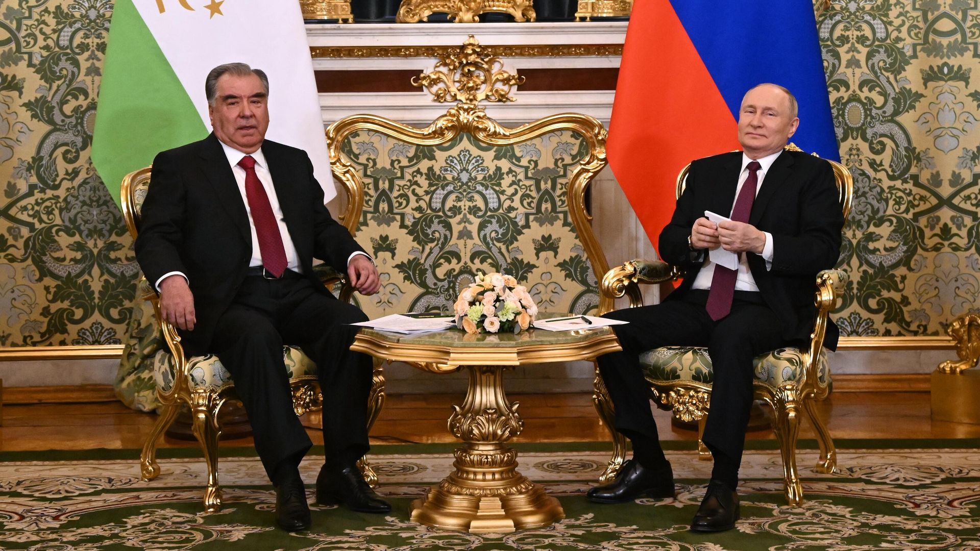 Президент России Владимир Путин и президент Таджикистана Эмомали Рахмон во время встречи в Москве Президент России Владимир Путин и президент Таджикистана Эмомали Рахмон во время встречи в Москве - РИА Новости, 1920, 21.11.2023