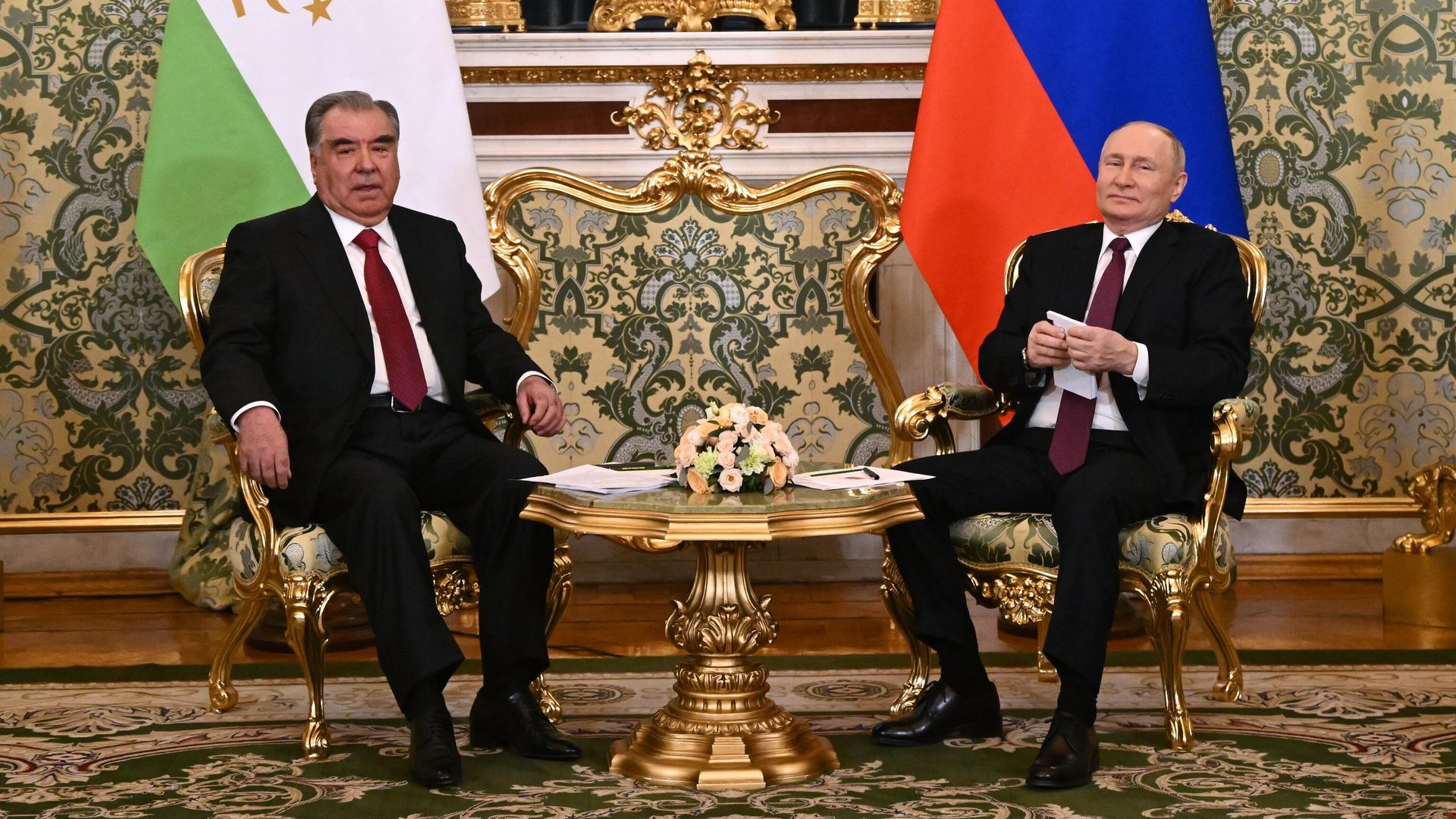 Президент РФ Владимир Путин и президент Таджикистана Эмомали Рахмон во время встречи в Москве Президент РФ Владимир Путин и президент Таджикистана Эмомали Рахмон во время встречи в Москве - РИА Новости, 1920, 21.11.2023