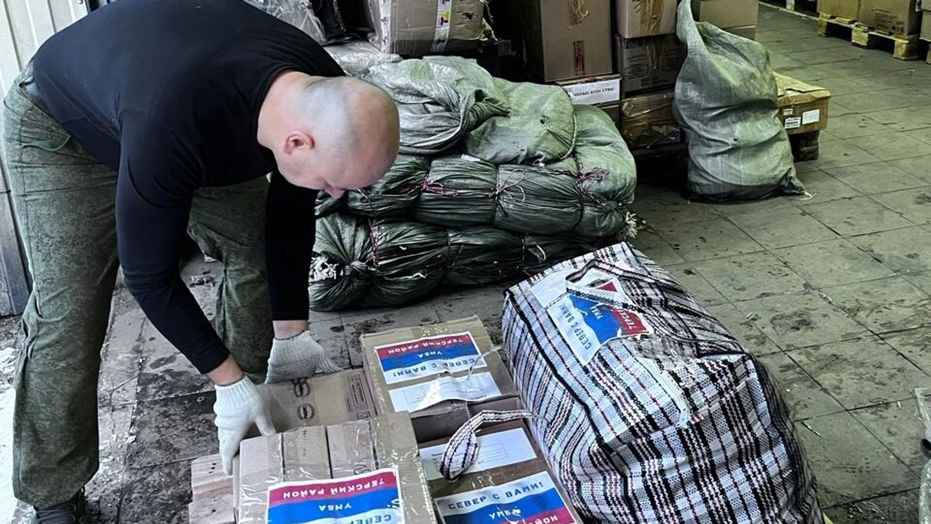 Жители мурманского села собрали гуманитарную помощь для бойцов на СВО Жители мурманского села собрали гуманитарную помощь для бойцов на СВО - РИА Новости, 1920, 21.11.2023