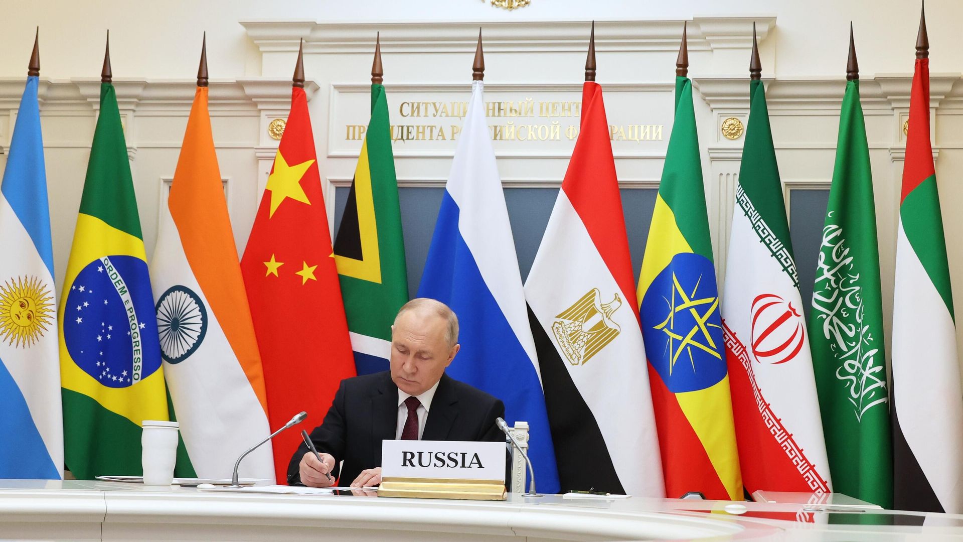 Президент РФ Владимир Путин в режиме видеоконференции принимает участие во внеочередном саммите БРИКС по палестино-израильскому конфликту Президент РФ Владимир Путин в режиме видеоконференции принимает участие во внеочередном саммите БРИКС по палестино-израильскому конфликту - РИА Новости, 1920, 02.01.2024