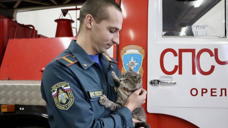 Кошка Маруся с орловскими спасателями Кошка Маруся с орловскими спасателями