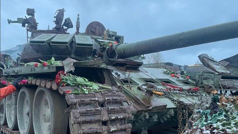Цветы на российском танке Т-72, установленном в Хельсинки, Финляндия Цветы на российском танке Т-72, установленном в Хельсинки, Финляндия - РИА Новости, 1920, 21.11.2023