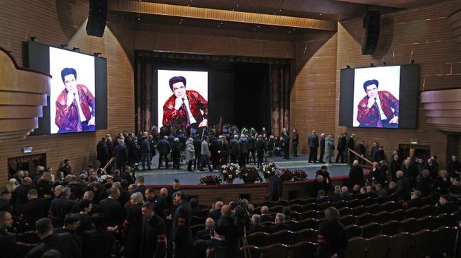 Люди на церемонии прощания с бывшим губернатором Кемеровской области Аманом Тулеевым в Музыкальном театре Кузбасса