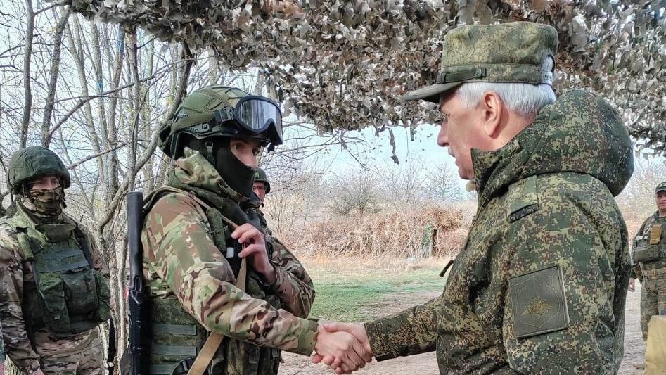 Замминистра обороны Виктор Горемыкин во время награждения бойцов, отличившихся в сражениях у Работино. 22 ноября 2023 Замминистра обороны Виктор Горемыкин во время награждения бойцов, отличившихся в сражениях у Работино. 22 ноября 2023 - РИА Новости, 1920, 22.11.2023