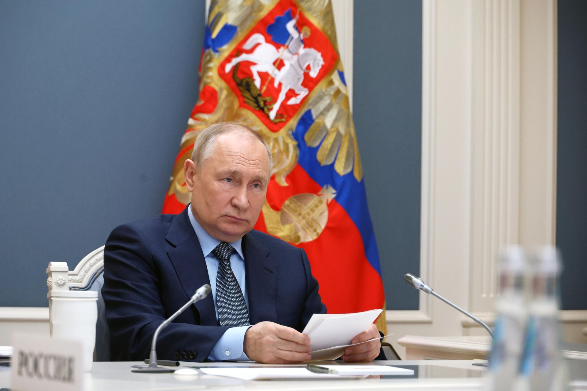 Президент РФ Владимир Путин в режиме видеоконференции принимает участие во внеочередном саммите Группы двадцати Президент РФ Владимир Путин в режиме видеоконференции принимает участие во внеочередном саммите Группы двадцати - РИА Новости, 1920, 18.12.2023