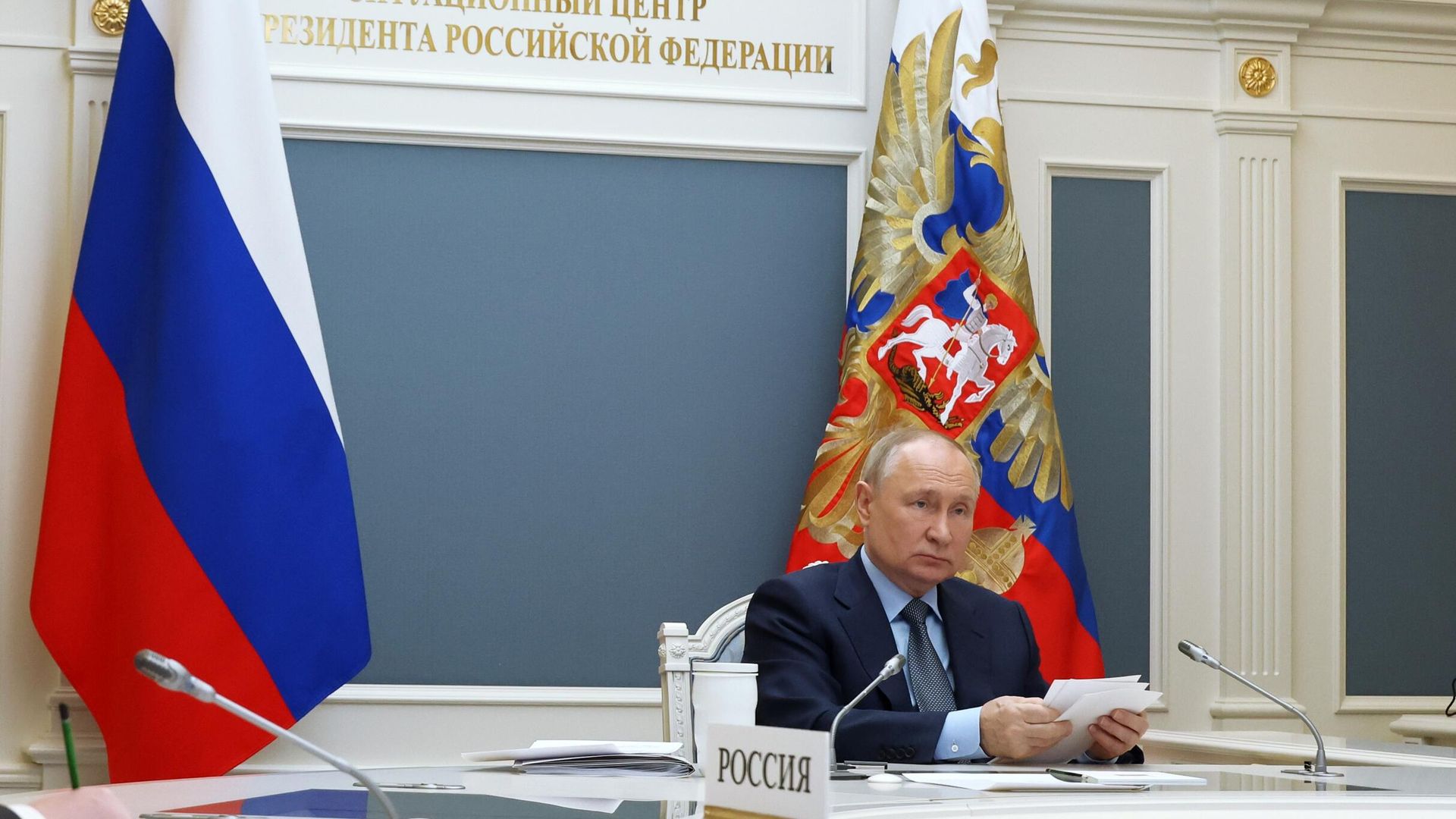 Президент РФ Владимир Путин в режиме видеоконференции принимает участие во внеочередном саммите Группы двадцати Президент РФ Владимир Путин в режиме видеоконференции принимает участие во внеочередном саммите Группы двадцати - РИА Новости, 1920, 22.11.2023