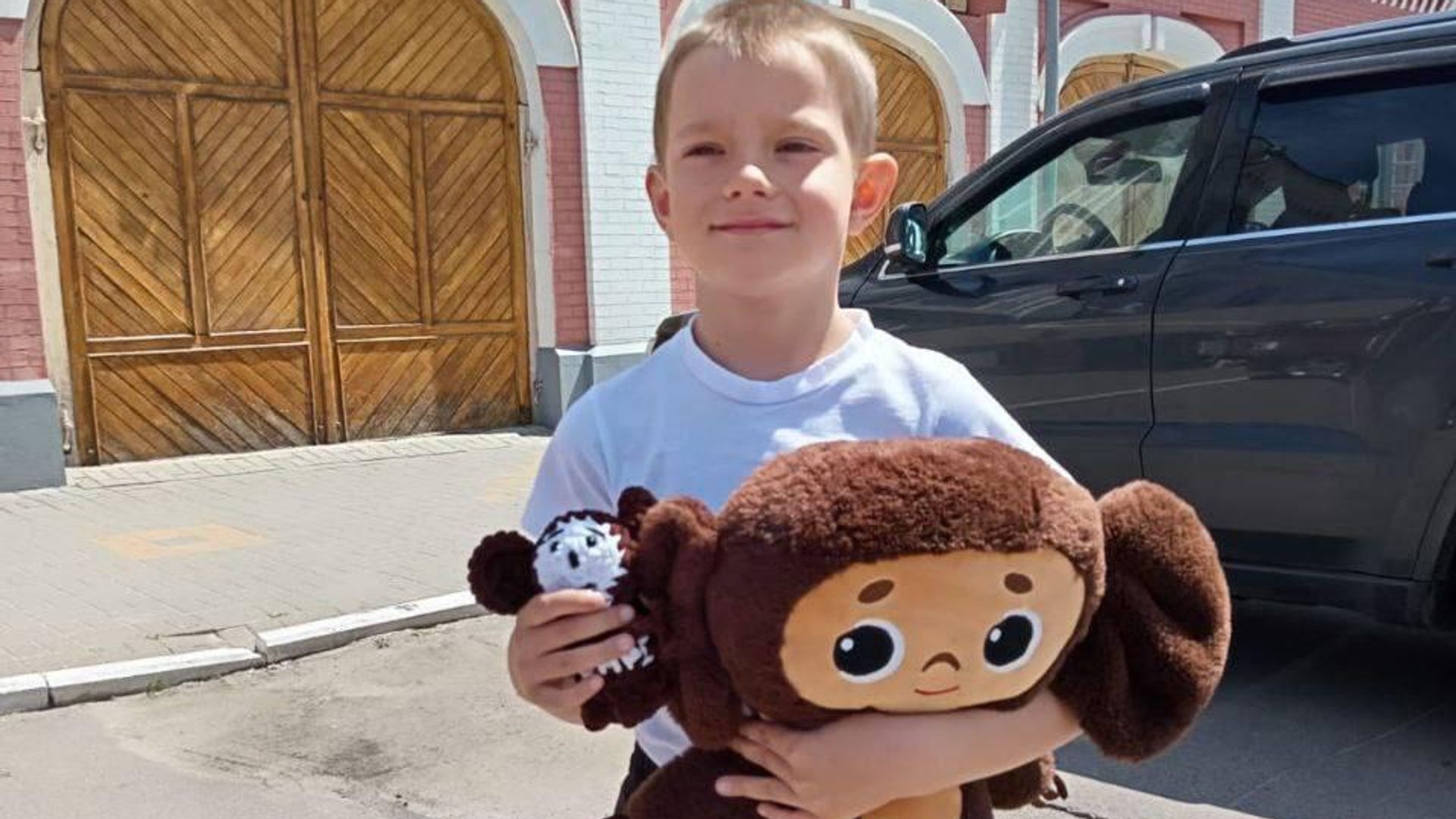 Владислав передает бойцам свою любимую игрушку большого Чебурашку и первую, что он связал крючком. Владислав передает бойцам свою любимую игрушку большого Чебурашку и первую, что он связал крючком. - РИА Новости, 1920, 22.11.2023