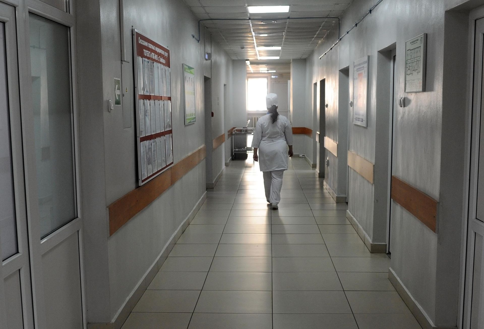 Медицинская сестра идет по коридору городской клинической больницы Медицинская сестра идет по коридору городской клинической больницы - РИА Новости, 1920, 22.11.2023