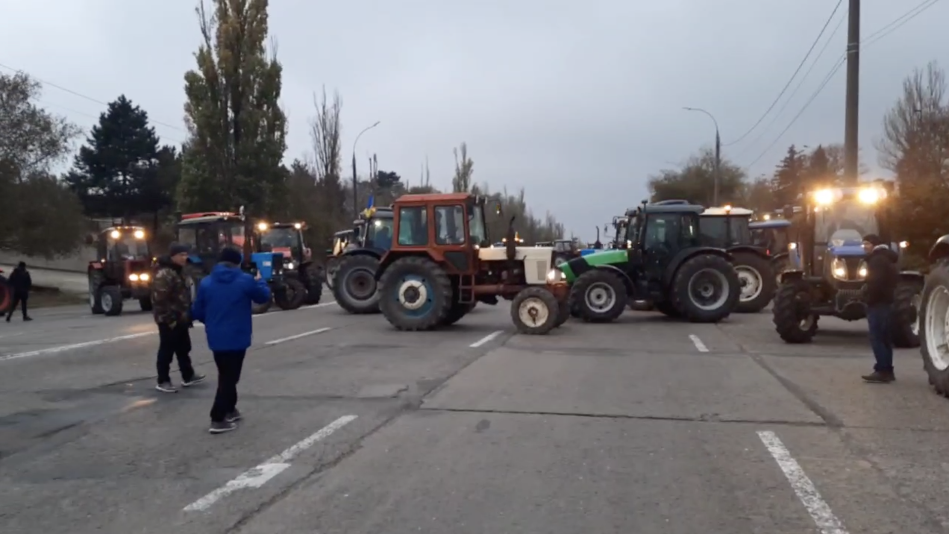 Молдавские фермеры заблокировали один из въездов в Кишинев тракторами Молдавские фермеры заблокировали один из въездов в Кишинев тракторами - РИА Новости, 1920, 23.11.2023