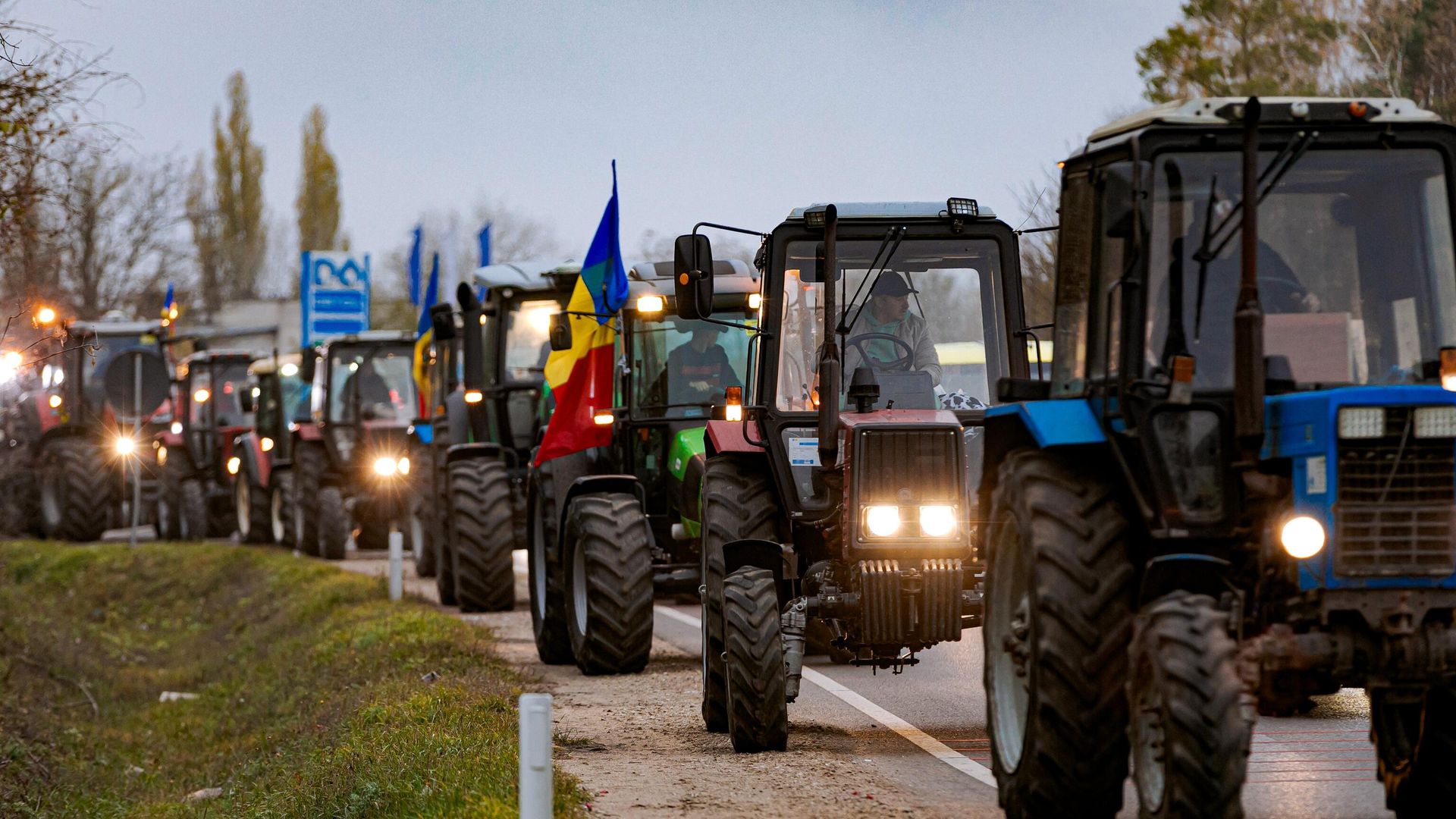 Фермеры на тракторах участвуют в протестной акции на одной из улиц в Кишиневе Фермеры на тракторах участвуют в протестной акции на одной из улиц в Кишиневе - РИА Новости, 1920, 13.08.2026