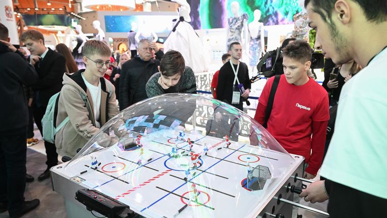 Посетители играют в настольный хоккей на стенде Челябинской области ан ВДНХ Посетители играют в настольный хоккей на стенде Челябинской области ан ВДНХ
