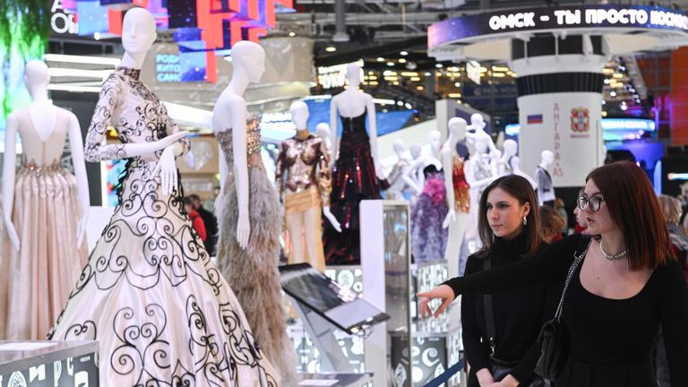 Открытие зоны fashion подиума Модные бренды России. Эволюция русского стиля на ВДНХ Открытие зоны fashion подиума Модные бренды России. Эволюция русского стиля на ВДНХ