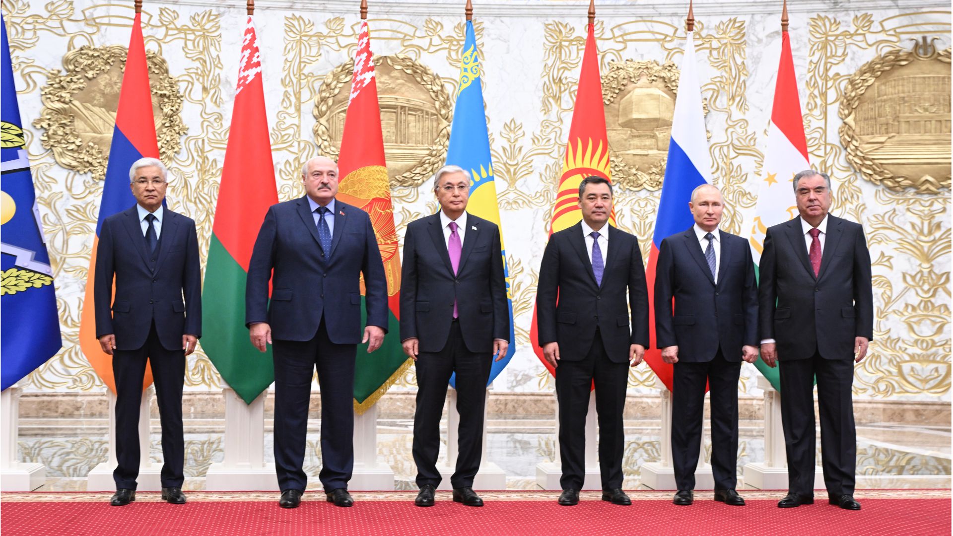 Президент России Владимир Путин на церемонии совместного фотографирования участников сессии Совета коллективной безопасности ОДКБ в Минске Президент России Владимир Путин на церемонии совместного фотографирования участников сессии Совета коллективной безопасности ОДКБ в Минске - РИА Новости, 1920, 23.11.2023