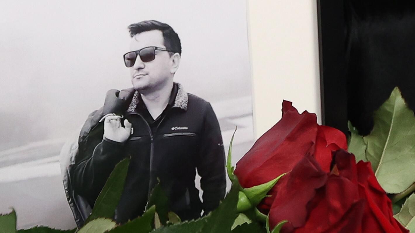 Цветы у портрета корреспондента телеканала Россия 24 Бориса Максудова на входе в здание ВГТРК Цветы у портрета корреспондента телеканала Россия 24 Бориса Максудова на входе в здание ВГТРК - РИА Новости, 1920, 23.11.2023