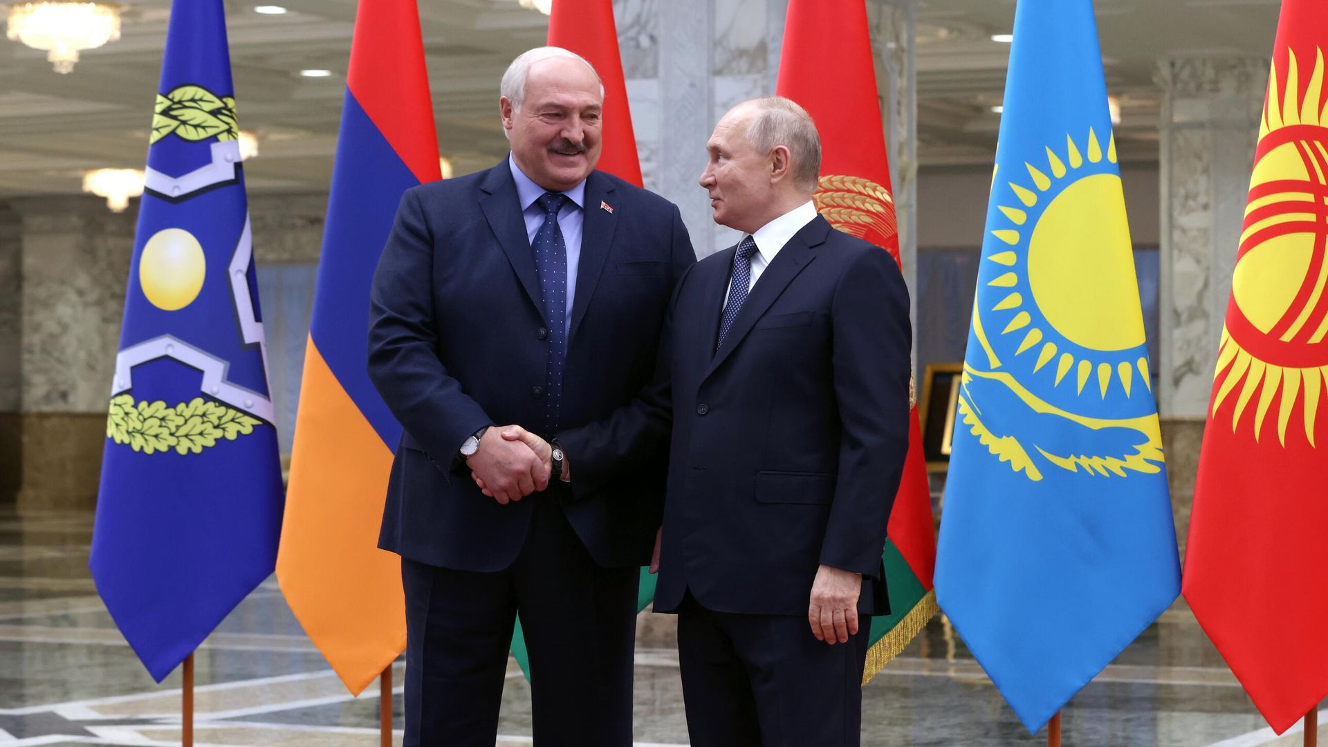 Президент РФ Владимир Путин и президент Белоруссии Александр Лукашенко на церемонии встречи участников сессии Совета коллективной безопасности ОДКБ в Минске - РИА Новости, 1920, 24.11.2023