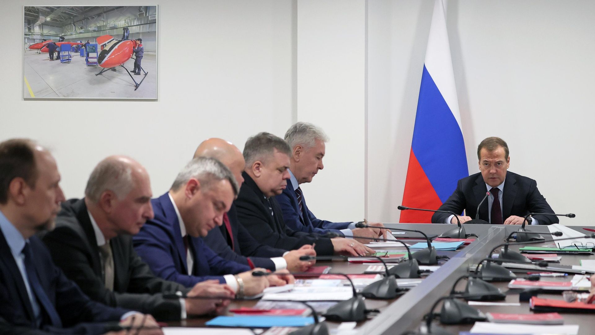 Заместитель председателя Совета безопасности РФ, председатель партии Единая Россия Дмитрий Медведев проводит совещание во время посещения Федерального центра беспилотных авиационных систем в московском индустриальном парке Руднево. 23 ноября 2023 Заместитель председателя Совета безопасности РФ, председатель партии Единая Россия Дмитрий Медведев проводит совещание во время посещения Федерального центра беспилотных авиационных систем в московском индустриальном парке Руднево. 23 ноября 2023 - РИА Новости, 1920, 23.11.2023