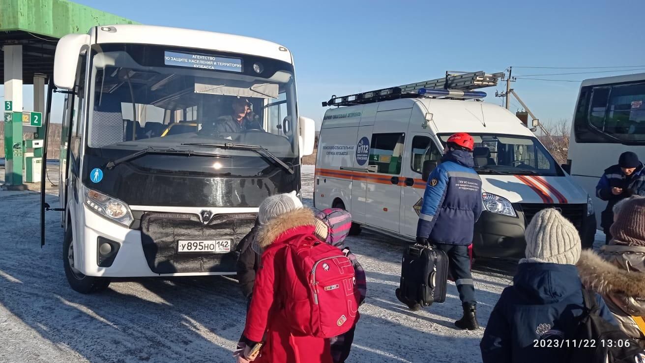 Сотрудники Кемеровского областного поискового аварийно-спасательного отряда спасли детей, замерзавших на трассе в автобусе - РИА Новости, 1920, 24.11.2023