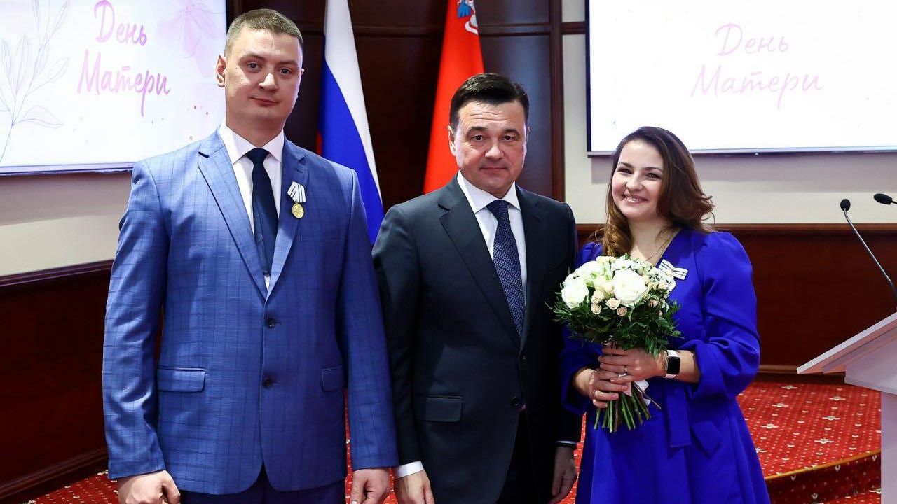 Многодетная семья из Королева получила медаль ордена Родительская слава Многодетная семья из Королева получила медаль ордена Родительская слава - РИА Новости, 1920, 24.11.2023