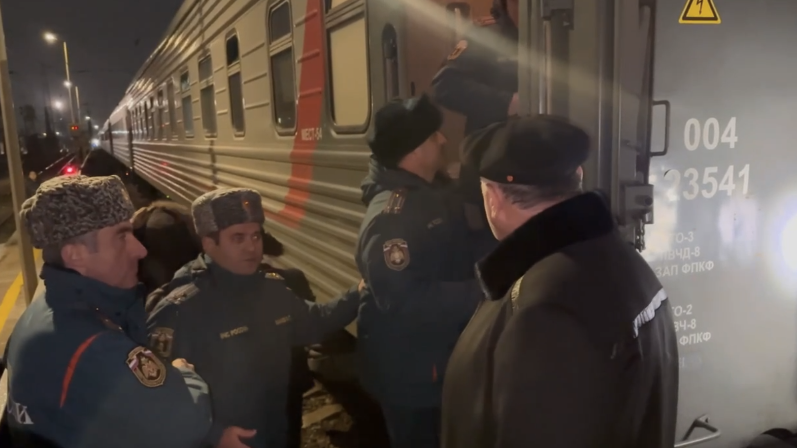 Сотрудники МЧС встречают беженцев из Палестины, прибывших в Дагестан Сотрудники МЧС встречают беженцев из Палестины, прибывших в Дагестан - РИА Новости, 1920, 04.12.2023