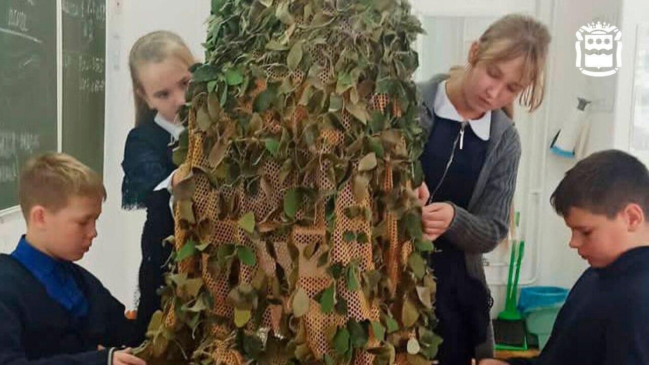  Школьники сельской школы Приамурья делают маскировочные халаты для бойцов СВО - РИА Новости, 1920, 27.11.2023