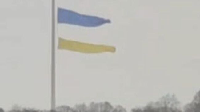 Разорванный от бури флаг Украины в Киеве