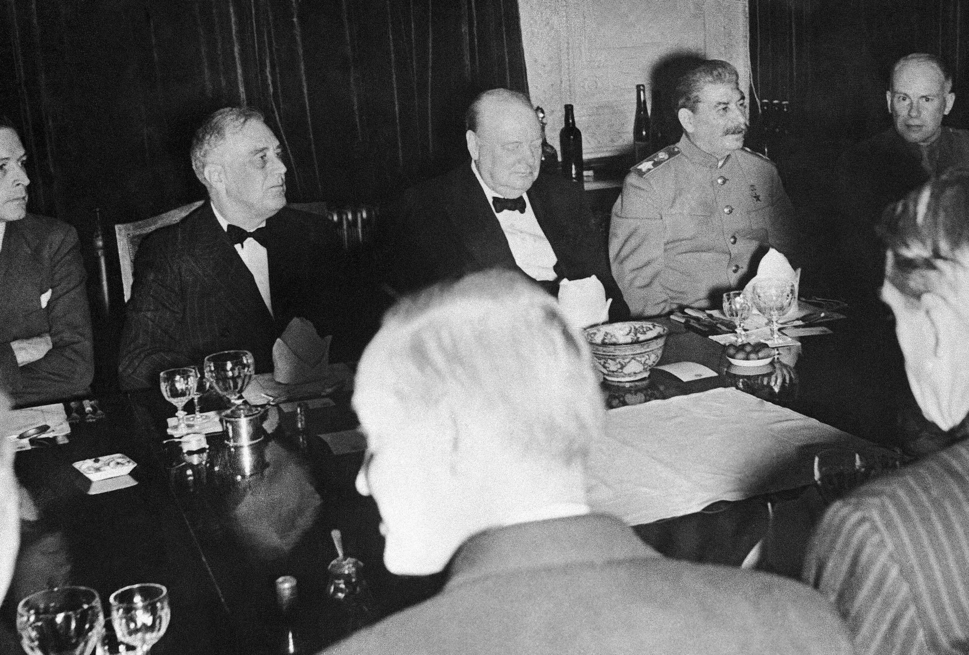 Президент США Франклин Д. Рузвельт, премьер-министр Великобритании Уинстон Черчилль и председатель ГКО, Генеральный секретарь ЦК ВКП(б), председатель СНК СССР Иосиф Сталин на званом обеде в честь дня рождения Черчилля в Тегеране во время тегеранской конференции в 1943 году - РИА Новости, 1920, 26.02.2025