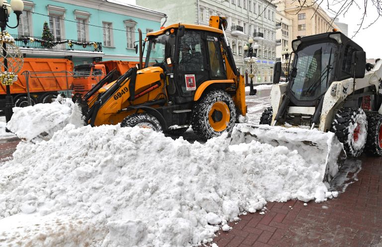 Коммунальные службы ликвидируют последствия снегопада в Москве Коммунальные службы ликвидируют последствия снегопада в Москве