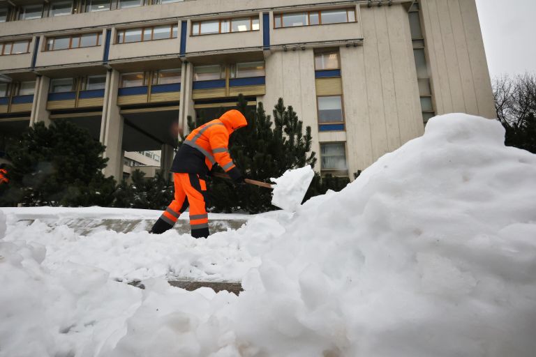 Коммунальные службы ликвидируют последствия снегопада в Москве Коммунальные службы ликвидируют последствия снегопада в Москве