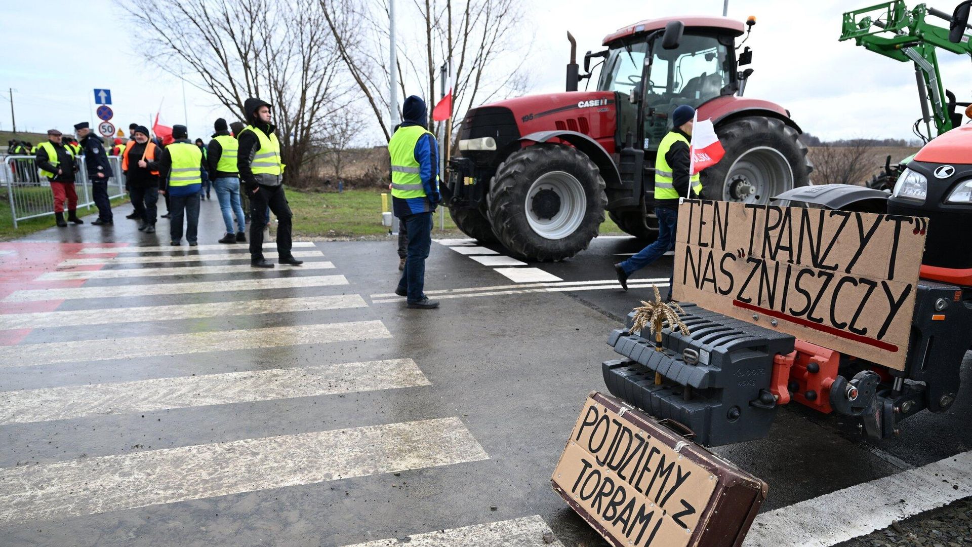 Польские фермеры готовятся к блокаде погранперехода в Медице на Подкарпатье Польские фермеры готовятся к блокаде погранперехода в Медице на Подкарпатье - РИА Новости, 1920, 27.11.2023
