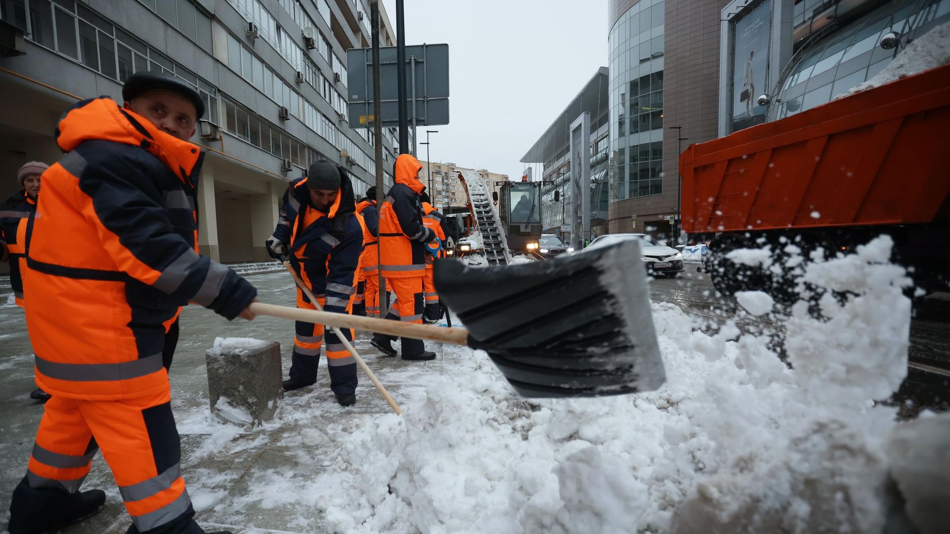 Коммунальные службы ликвидируют последствия снегопада в Москве Коммунальные службы ликвидируют последствия снегопада в Москве - РИА Новости, 1920, 29.11.2023