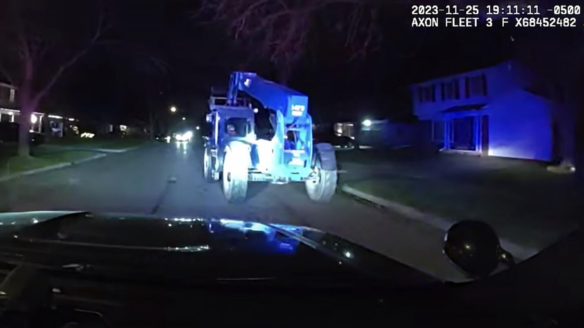 Кадр видео погони полиции за автопогрузчиком в американском городе Анн-Арбор Кадр видео погони полиции за автопогрузчиком в американском городе Анн-Арбор - РИА Новости, 1920, 28.11.2023