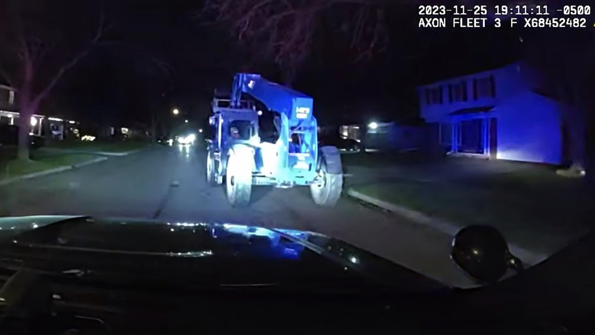 Кадр видео погони полиции за автопогрузчиком в американском городе Анн-Арбор Кадр видео погони полиции за автопогрузчиком в американском городе Анн-Арбор - РИА Новости, 1920, 28.11.2023