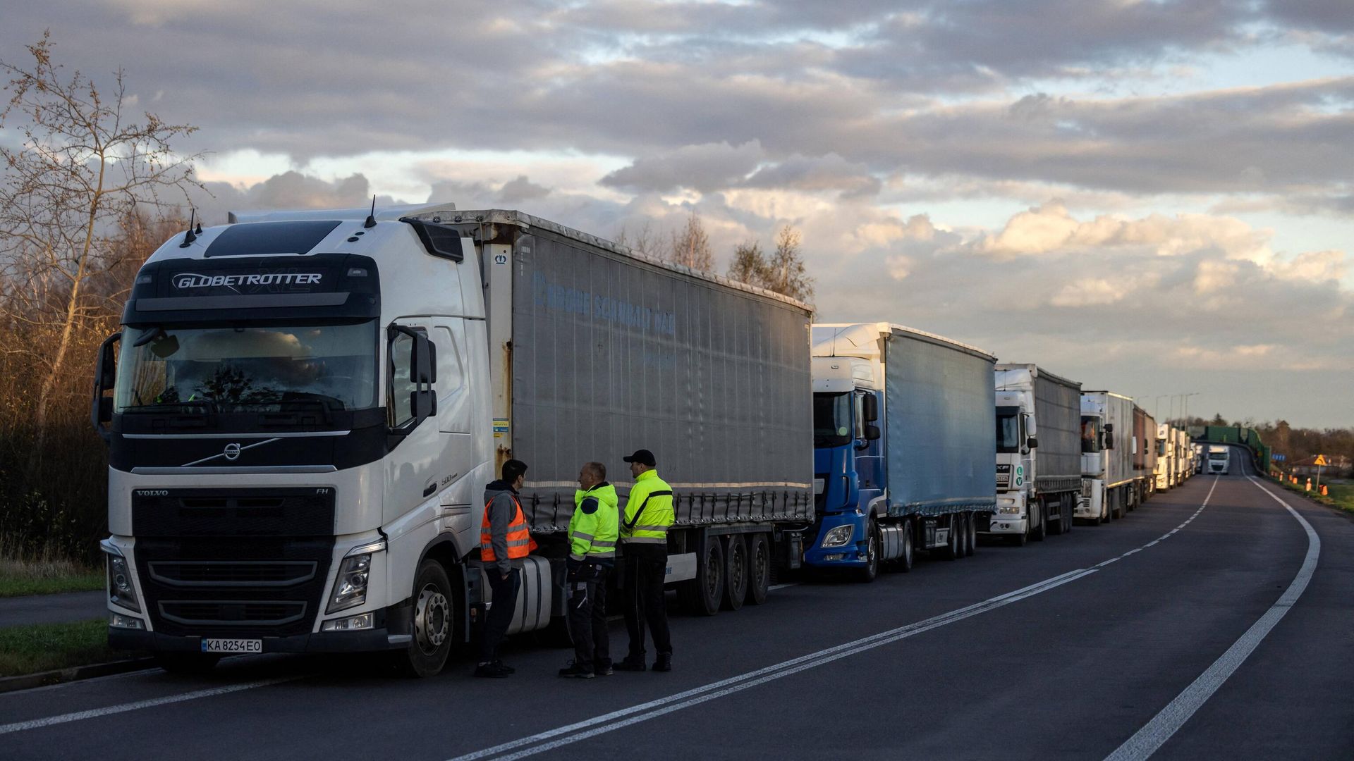 Очередь грузовых автомобилей в районе пограничного перехода Дорохуск-Ягодин на польско-украинской границе  - РИА Новости, 1920, 28.11.2023