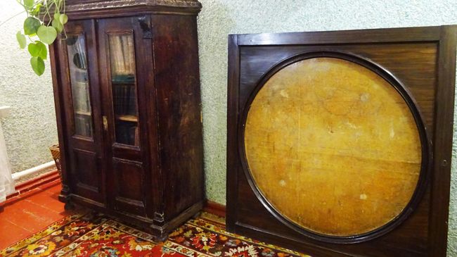 Кабинет Александра Мейна. Створка шкафа с картой полушарий - по ней любили путешествовать сестры Цветаевы Кабинет Александра Мейна. Створка шкафа с картой полушарий - по ней любили путешествовать сестры Цветаевы